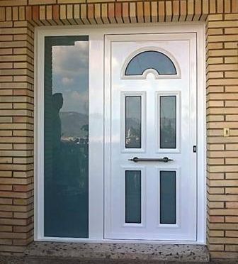 Carpintería de Aluminio Lloreda puerta de entrada 