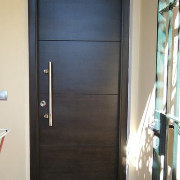 Carpintería de Aluminio Lloreda puerta con manija de aluminio