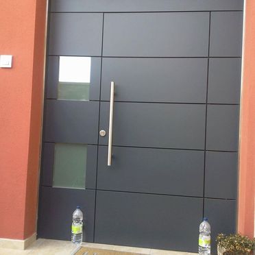 Carpintería de Aluminio Lloreda puerta de entrada en aluminio
